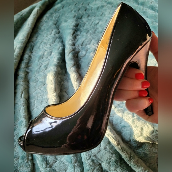 5/30$ Steve Madden patent Pumps - Picture 3 of 6